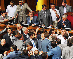 Тимошенко опозорилась на митинге перед Радой, а Литвина забросали вареными яйцами [фото, видео]