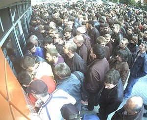 Футбольные фанаты устроили давку, пытаясь подешевле купить билеты на матч «Шахтер» - «Динамо» 