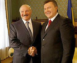 Янукович считает, что Украина и Беларусь идут по пути демократии  