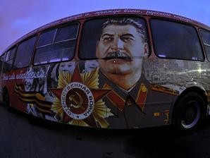 По улицам Петербурга колесит автобус с изображением Сталина 