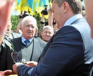 В Енакиево Януковичу передали подарок для Путина 