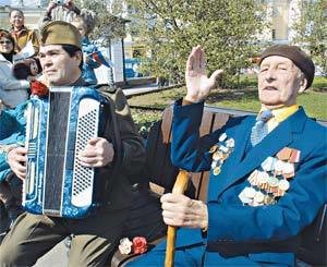 Празднование 65-й годовщины Победы в Киеве: Парад, салют и фронтовые вальсы 