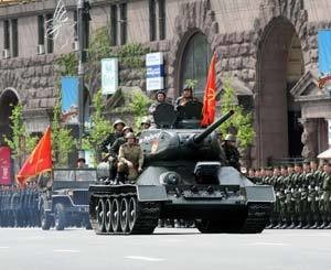 На Крещатике барышня на иномарке «подрезала» танк Т-34 