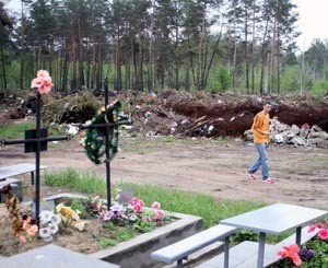 На Лесном кладбище устроили свалку 