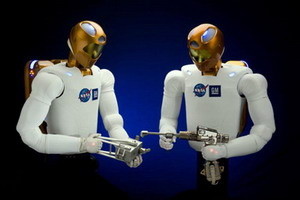 На МКС появится человекоподобный робот-пилот R2 
