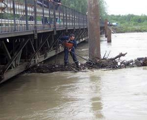 В Черновицкой области вода сносит мосты 