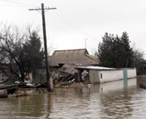 Четыре сотни спасателей откачивают воду из Закарпатья 