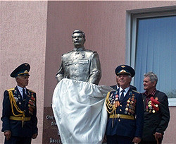 Памятник Сталину облили краской  