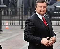 С Януковичем опять случился конфуз: он не смог открыть двери президентской ложи 