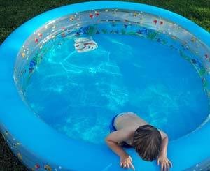 Годовалый малыш захлебнулся в надувном бассейне 