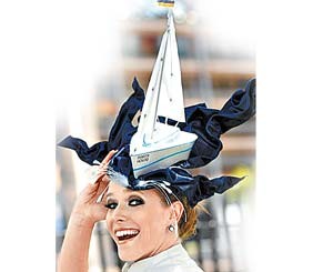 Катя Осадчая явилась в логово британского бомонда с яхтой на голове