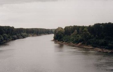 Вода может прорвать плотину в Дунае