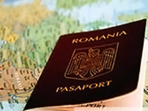Украинцам массово раздают румынские паспорта