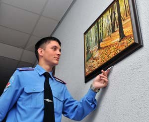 Донецких милиционеров прямо на работе воспитывают пейзажами 