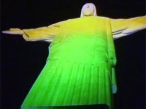 В Рио-де-Жанейро Христа «переодели» в бразильский флаг