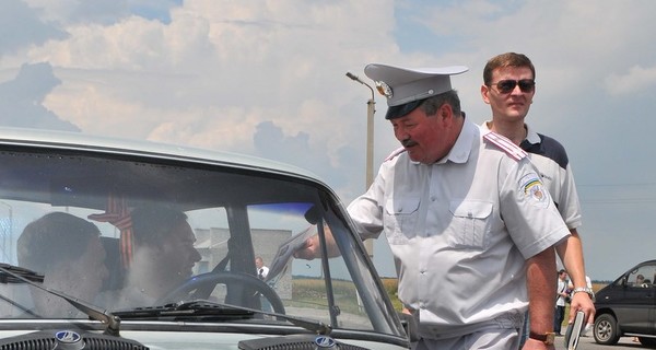 Начальник ГАИ Украины лично помогал иностранным туристам на дороге
