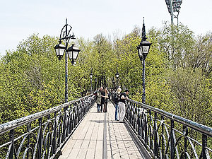 В Киеве ремонтируют Мост влюбленных