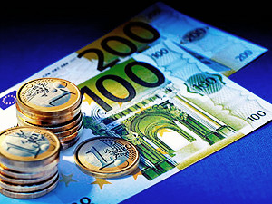 Евро продолжает дешеветь на наличном рынке