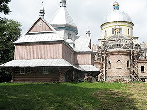 Две церкви с Замковой горы «сползают» на село