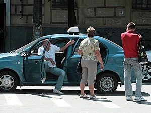 Столичные таксисты «лупят» цены за жару
