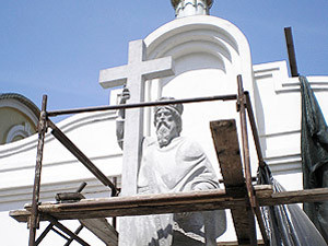 Огромную фигуру крестителя Руси установили у входа в храм 