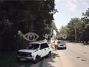 В Киеве водитель «Жигулей» ухитрился разбить сразу три автомобиля