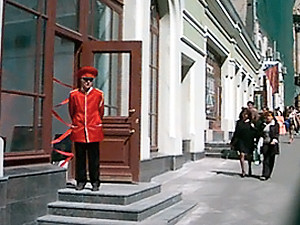 Во время каникул киевские школьники подрабатывают швейцарами