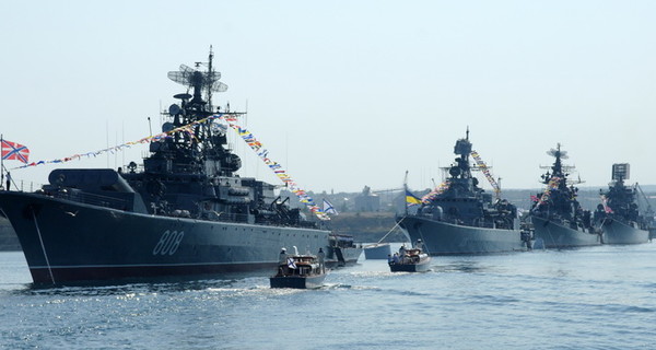 С Днем российского флота севастопольцев поздравят Путин, Лужков и Кобзон 