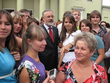Днепропетровские студентки «взяли в плен» министра образования 