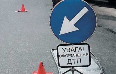 В Киевской области микроавтобус с пассажирами врезался в грузовик