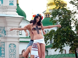 FEMEN распяли себя на кресте из живых тел