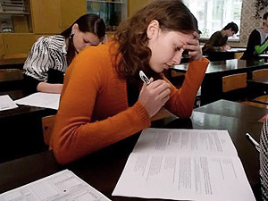 Кабмин Азарова отменил экзамен по украинскому языку аспирантам и кандидатам наук