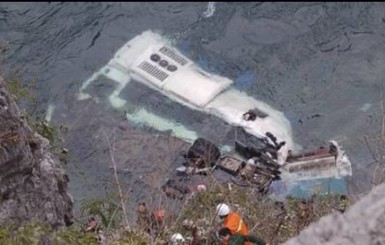 Автобус рухнул с обрыва в КНР, погибли 13 человек