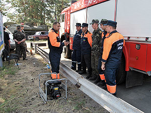 Пекло в Новомосковском лесу: пламя подбирается к военным складам 