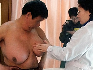 Китайцу удалили... гигантскую женскую грудь