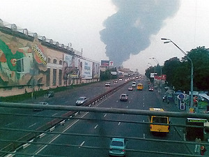 В Киеве горит и взрывается завод