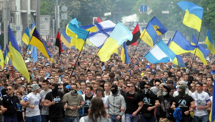 В Днепропетровске прошел марш фанатов в вышиванках