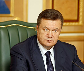 Янукович купил на Сорочинской ярмарке бочку для засола огурцов