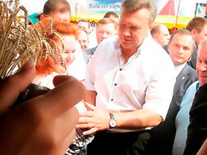 Сорочинская ярмарка: Янукович купил вышиванку за 1500 гривен и колбасы на 700