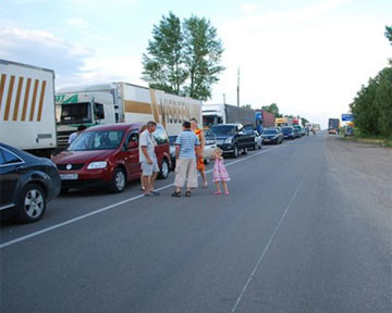 На границе Украины и России возникла огромная пробка