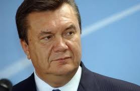 Янукович поднял флаг Украины, напевая государственный гимн