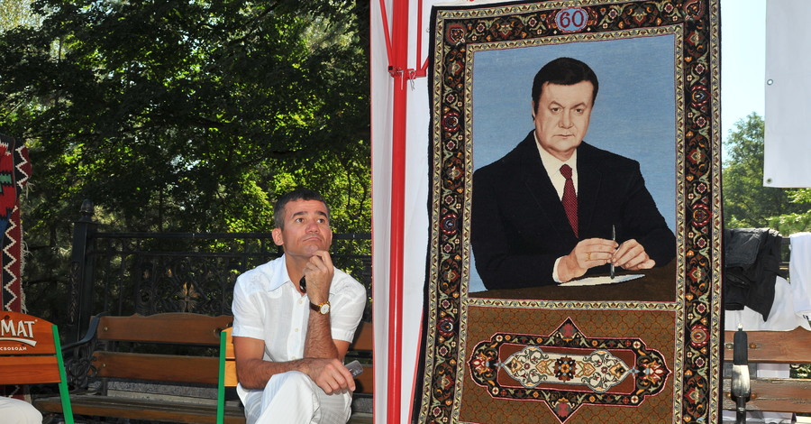 Януковича выткали на ковре