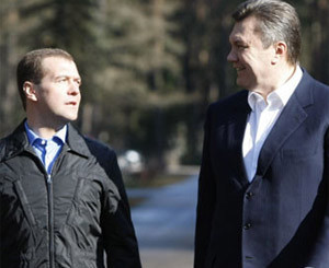  Янукович и Медведев погоняют на автомобилях  