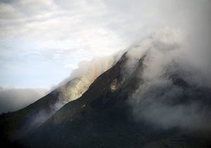 На острове Суматра вулкан Синабун выгнал 12 тысяч жителей из своих домов
