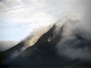 Из-за вулкана в Индонезии эвакуировали уже 40 тысяч человек
