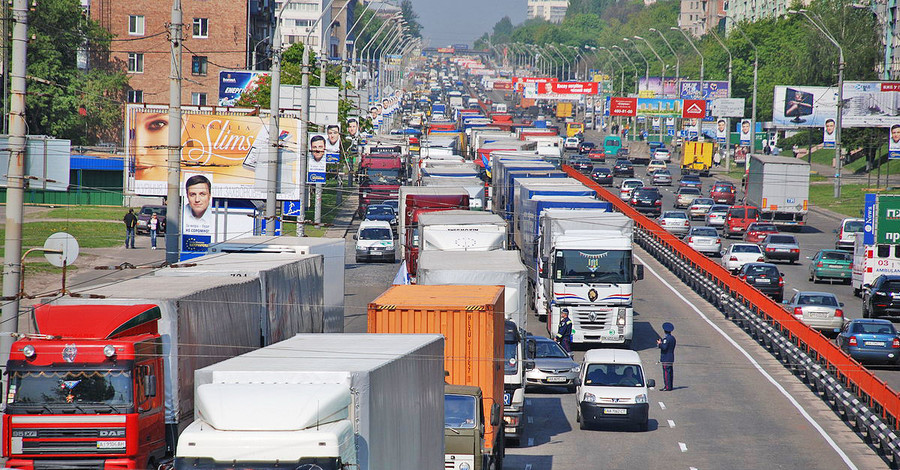 Проспект Петровского избавится от грузовиков
