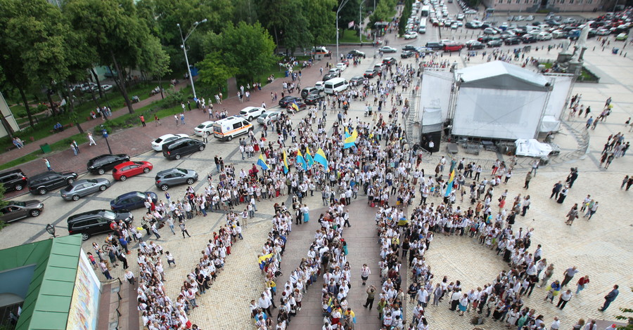 На День Киева горожане выстроились в форме названия столицы