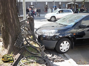 В Киеве Mercedes швырнул Kia прямо на пешеходов