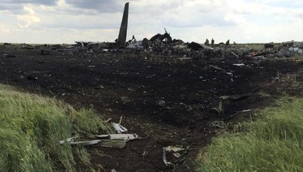Подбитый самолет в Луганске