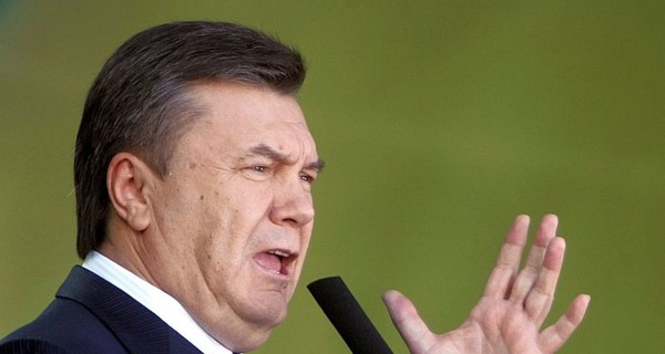 Янукович подарил президенту Еврокомиссии мяч